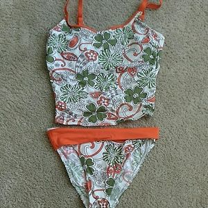 Unique tankini. Hook and Closure underwire top!
